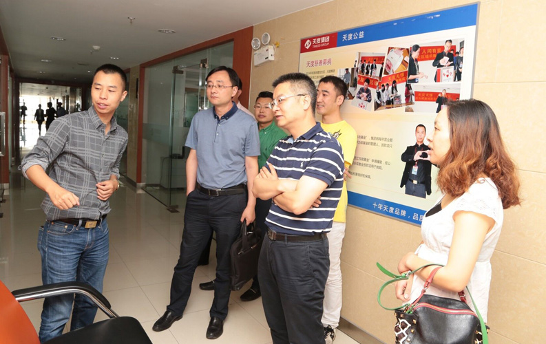 重庆市渝北区人民政府相关领导莅临云南天博体育集团考察，双方将于近日签订投资合同，天博体育集团将在重庆投资设立控股子公司和200人规模的技术研发基地