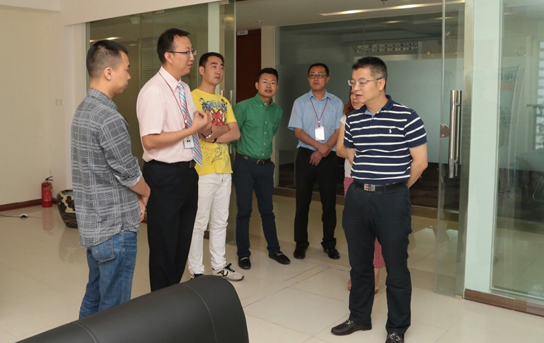 重庆市渝北区人民政府相关领导莅临云南天博体育集团考察，双方将于近日签订投资合同，天博体育集团将在重庆投资设立控股子公司-重庆天博体育网络信息技术有限公司，并建立200人规模的专业技术研发基地，此后将大大增强天博体育技术研发实力和公司综合优势