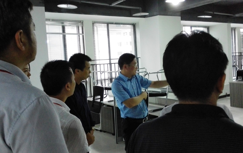 赖区长鼓励重庆天博体育网络公司要多进行创新，并就天博体育未来发展方向做出重要指示。