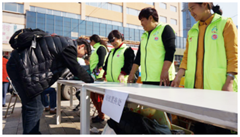 活动以“做好事做善事做志愿者”为主题，倡导节能减排、低碳出行、绿色出行的生活方式，鼓励市民低碳出行。同时，在云纺的活动现。ッ魇星嗷岽戳“一家衣等于爱”衣服回收箱，市民将废旧的衣服投放到箱内，志愿者送上一盆绿色植物或者一本图书。