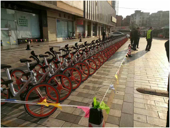 上午11点，云南天博体育投资集团有限公司、云纺商业区、昆明悦动文化传播有限公司、云南北瑞兔司机新能源汽车科技有限公司、moblke摩拜单车许多商户踊跃参加，由150余名志愿者组成的队伍开始了浩浩荡荡的4公里公益徒步，目的是鼓励大家使用零污染的交通工具，降低自然资源的耗损，同时也是为了让市民能够熟知这样的出行方式，倡导绿色出行。